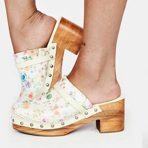 Free People Easter clog 🐣